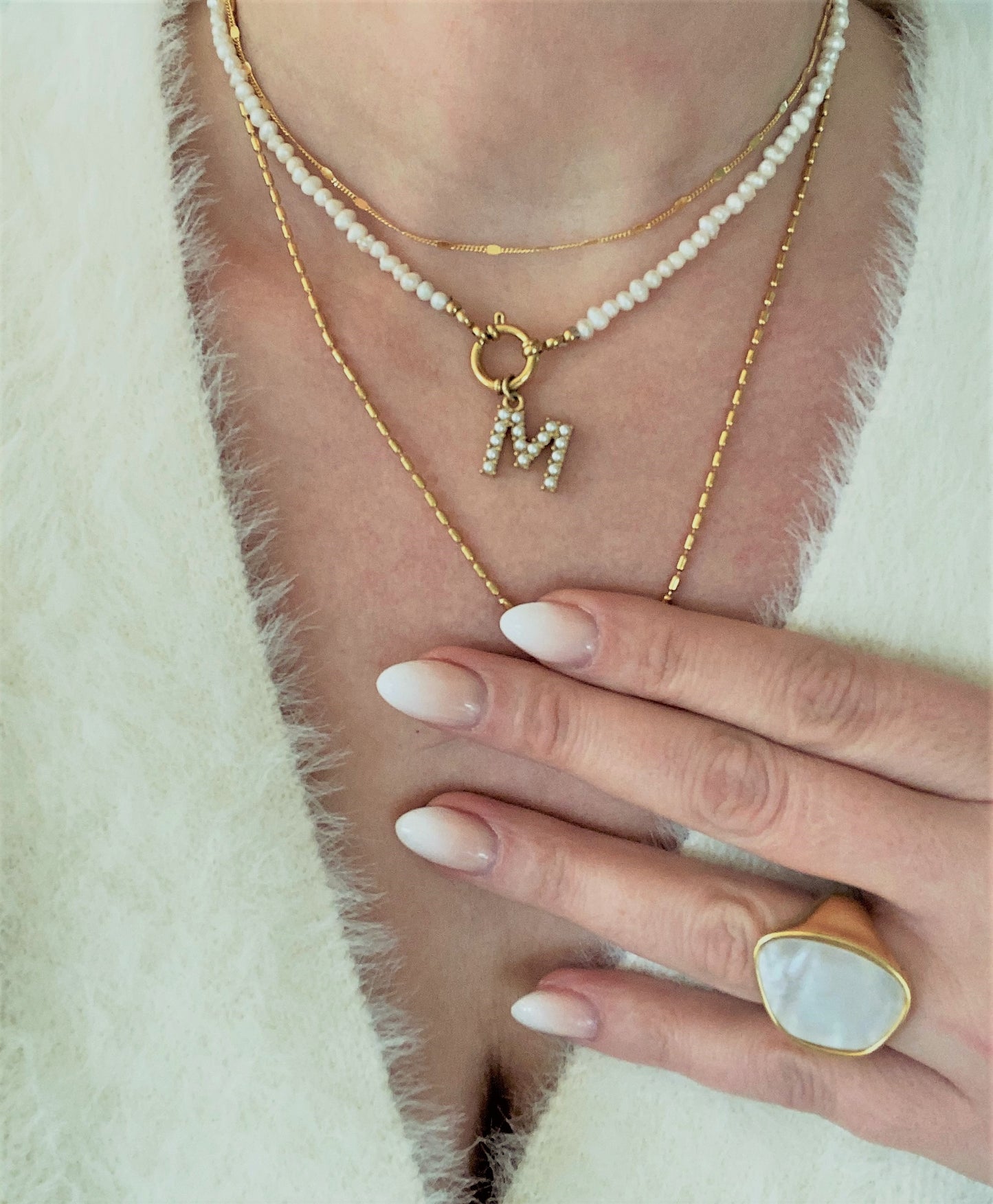 Collier de perles et initiales en perles blanches