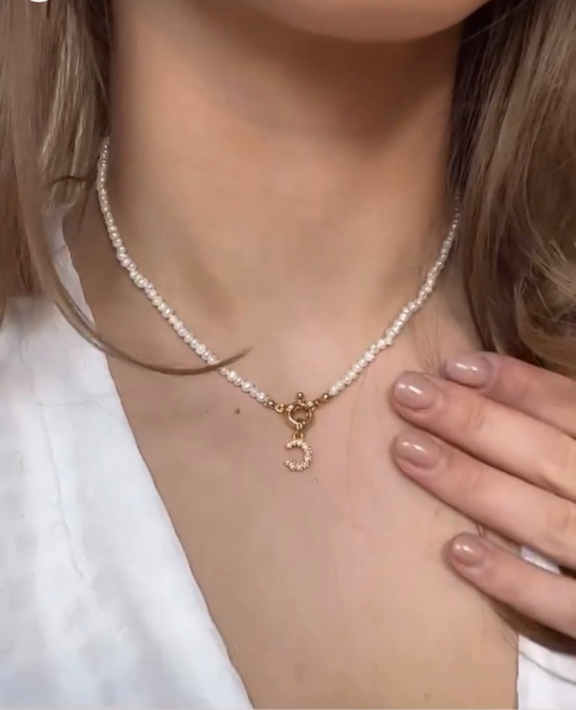 Collier avec initiales en cristal et perles