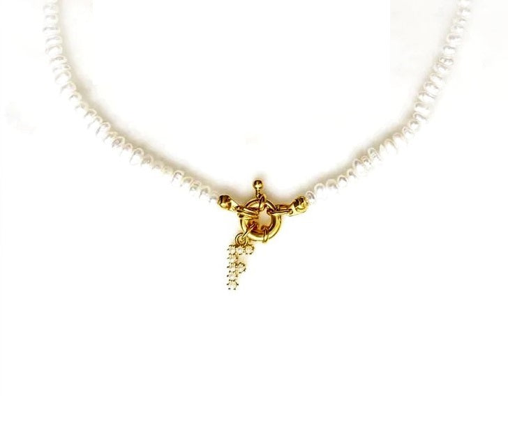 Collier de perles et initiales en perles blanches