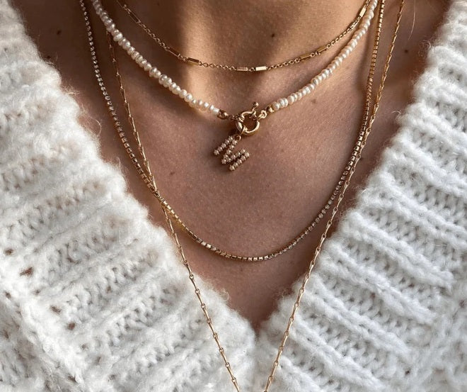 Collier de perles et initiales en perles blanches
